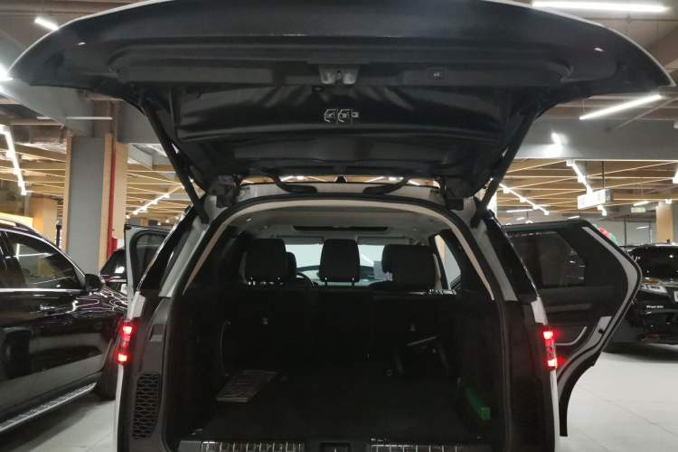 Used Land Rover Discovery 2019 3.0 SC V6 SE Trunk