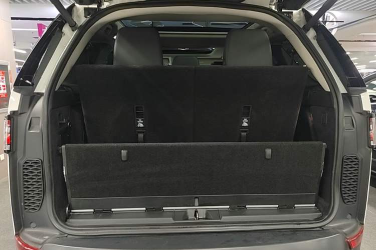 Used Land Rover Discovery 2019 3.0 SC V6 HSE Trunk