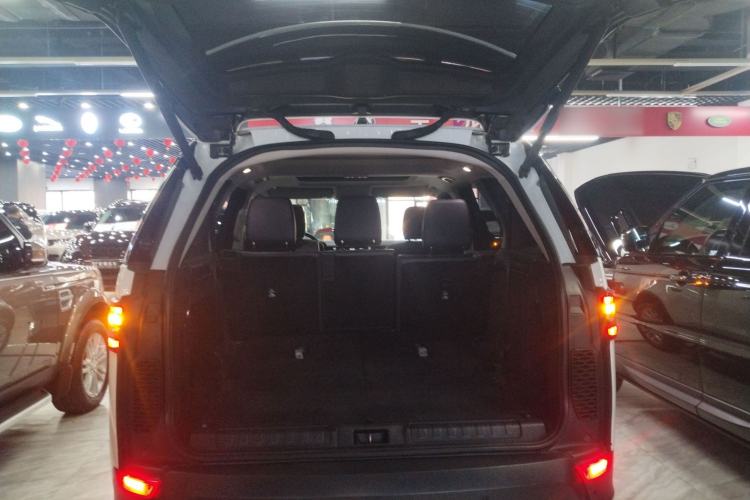 Used Land Rover Discovery 2019 3.0 SC V6 SE Trunk