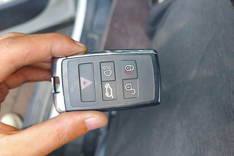 Used Land Rover Discovery 2019 3.0 SC V6 SE Vehicle Key