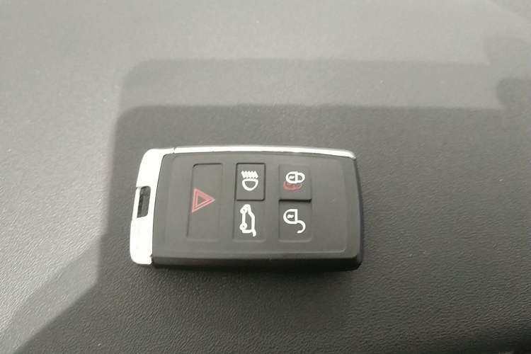Used Land Rover Discovery 2019 3.0 SC V6 SE Vehicle Key