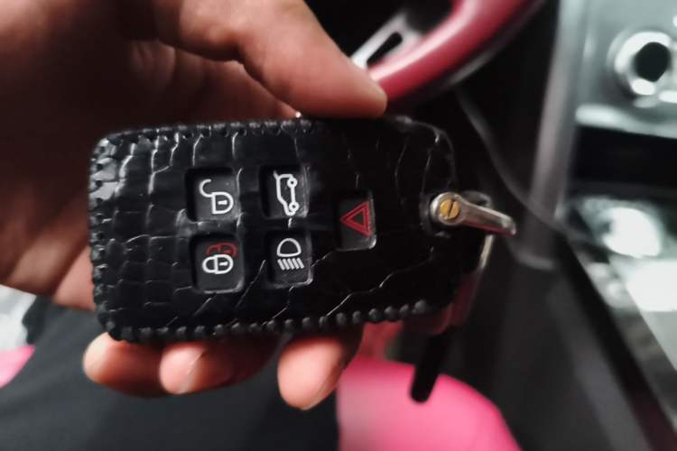 Used Land Rover Discovery 2019 3.0 SC V6 SE Vehicle Key