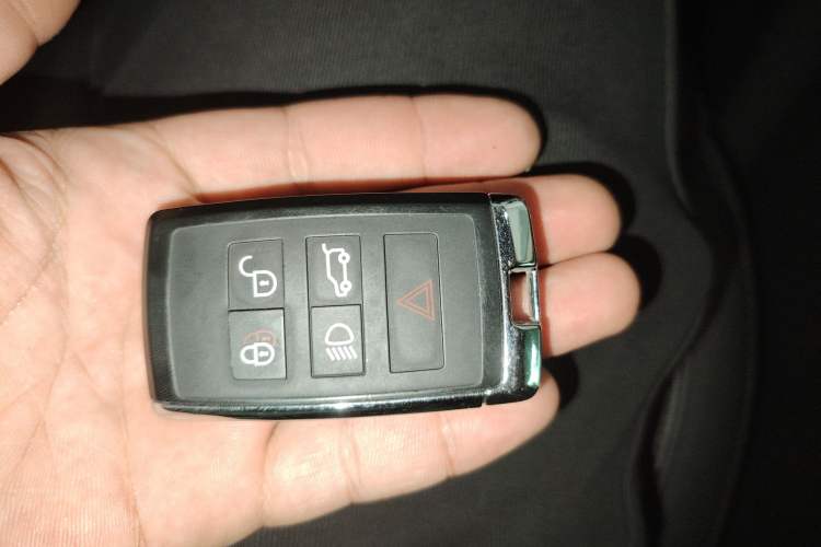 Used Land Rover Discovery 2019 3.0 SC V6 SE Vehicle Key