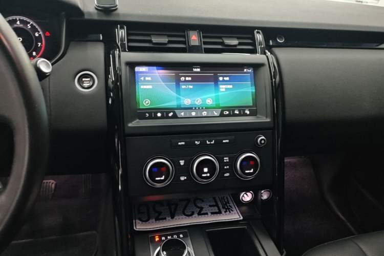 Used Land Rover Discovery 2020 2.0T SE Audio And AC Panel
