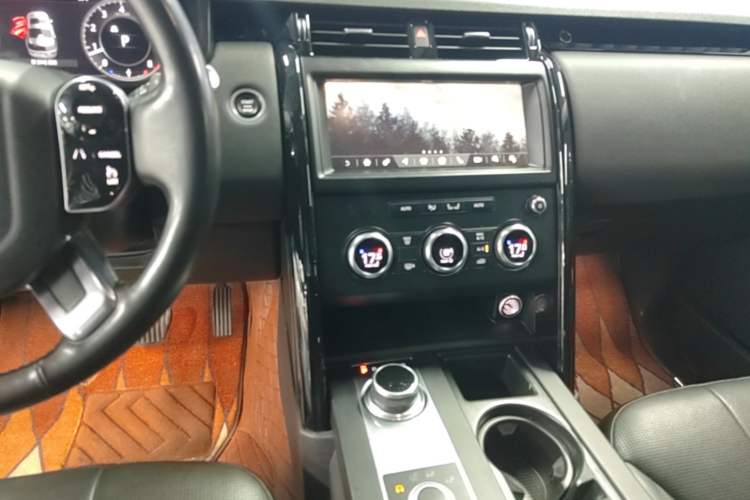 Used Land Rover Discovery 2020 2.0T SE Audio And AC Panel