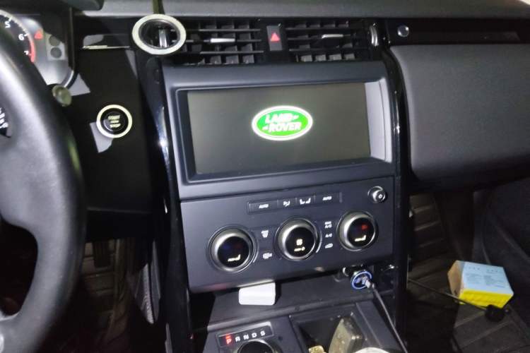 Used Land Rover Discovery 2020 2.0T SE Audio And AC Panel