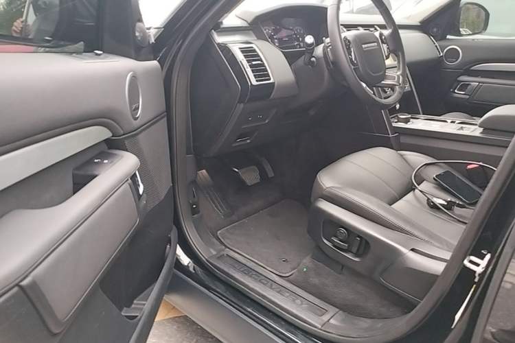 Used Land Rover Discovery 2020 3.0 SC V6 30th Anniversary Special Edition Driver Seat
