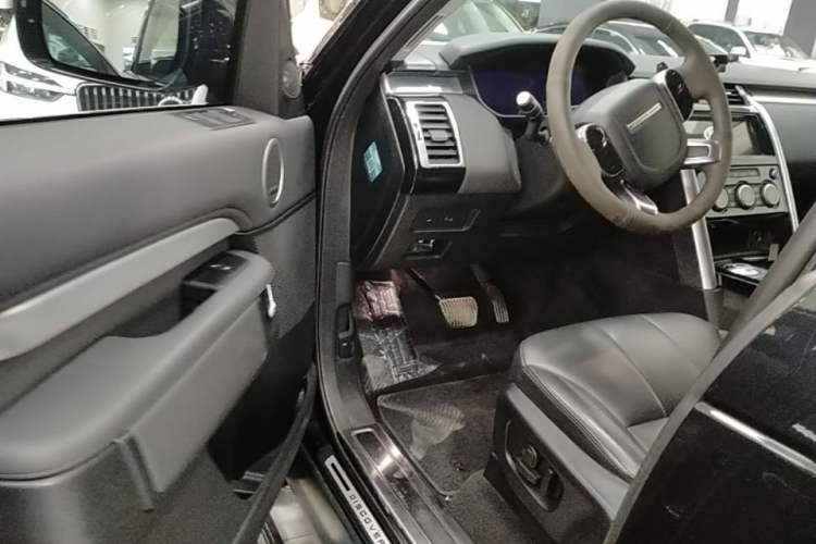 Used Land Rover Discovery 2020 3.0 SC V6 30th Anniversary Special Edition Driver Seat