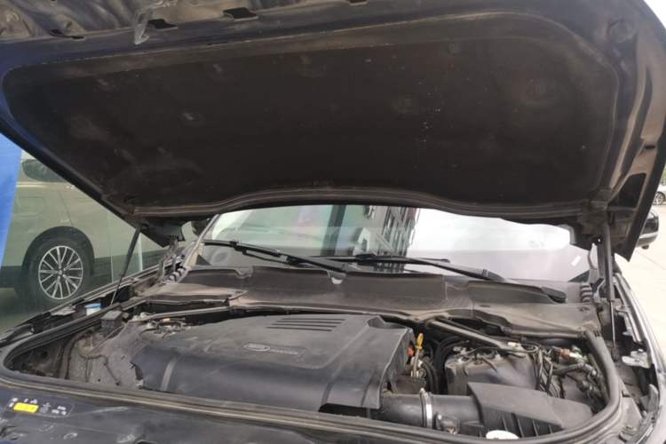 Used Land Rover Discovery 2020 2.0T SE Engine Bay