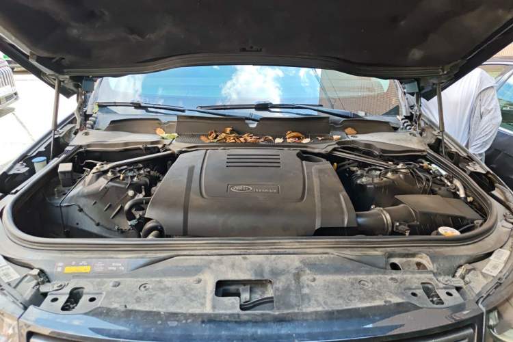 Used Land Rover Discovery 2020 2.0T SE Engine Bay