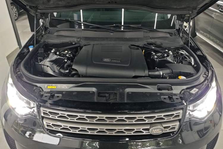 Used Land Rover Discovery 2020 2.0T SE Engine Bay