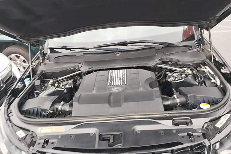 Used Land Rover Discovery 2020 3.0 SC V6 30th Anniversary Special Edition Engine Bay