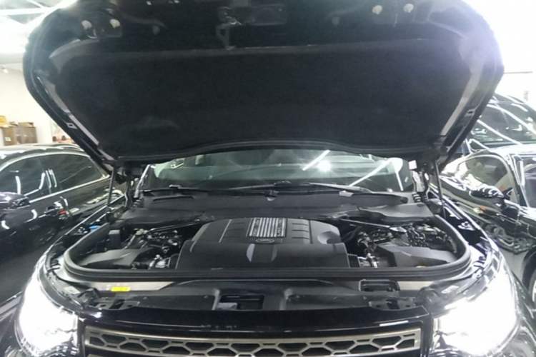 Used Land Rover Discovery 2020 3.0 SC V6 SE Engine Bay