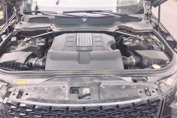 Used Land Rover Discovery 2020 3.0 SC V6 30th Anniversary Special Edition Engine Bay