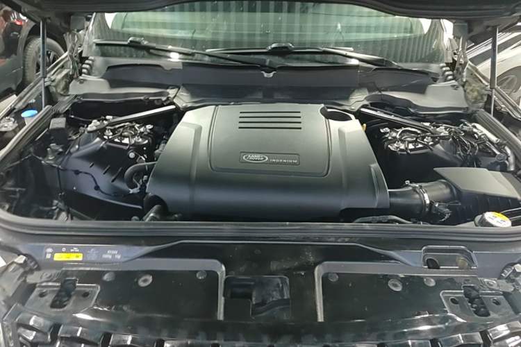 Used Land Rover Discovery 2020 2.0T SE Engine Bay