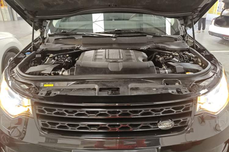 Used Land Rover Discovery 2020 3.0 SC V6 30th Anniversary Special Edition Engine Bay