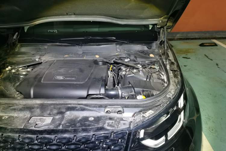 Used Land Rover Discovery 2020 2.0T 30th Anniversary Special Edition Engine Bay Left