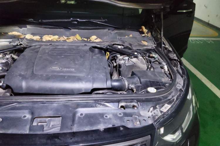 Used Land Rover Discovery 2020 2.0T SE Engine Bay Left