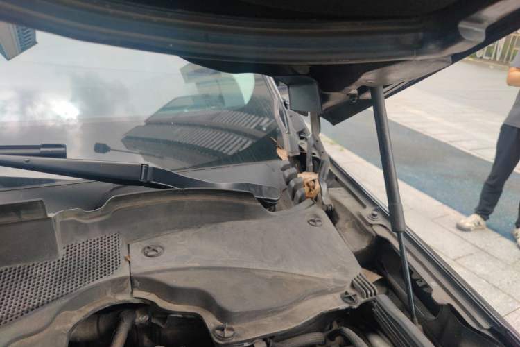 Used Land Rover Discovery 2020 2.0T SE Engine Bay Left