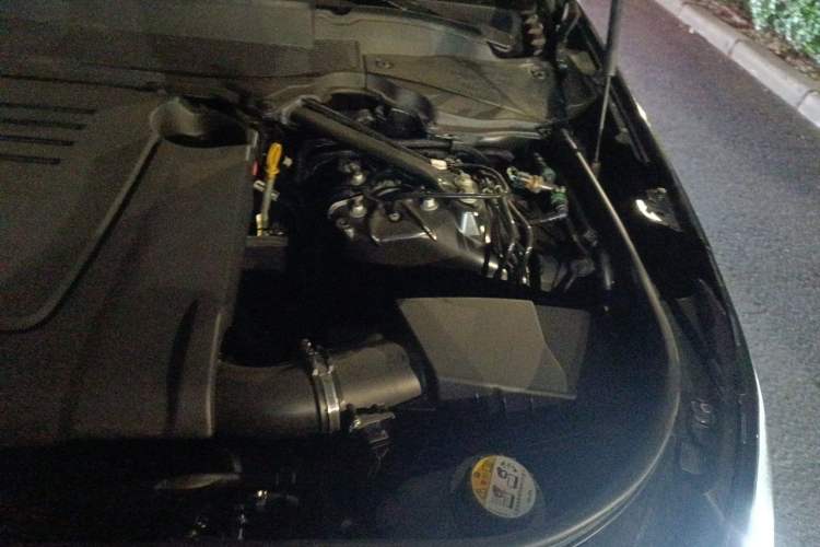 Used Land Rover Discovery 2020 2.0T 30th Anniversary Special Edition Engine Bay Left
