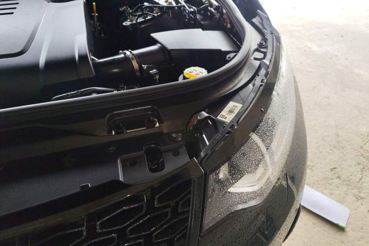 Used Land Rover Discovery 2020 2.0T 30th Anniversary Special Edition Engine Bay Left