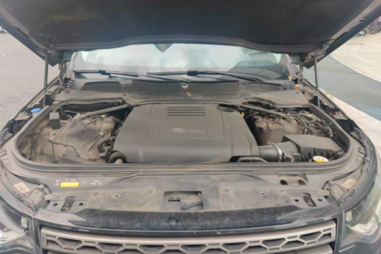 Used Land Rover Discovery 2020 2.0T SE Engine Bay