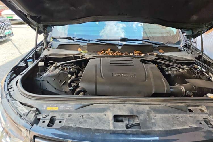 Used Land Rover Discovery 2020 2.0T SE Engine Bay Right