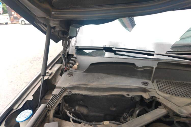 Used Land Rover Discovery 2020 2.0T SE Engine Bay Right