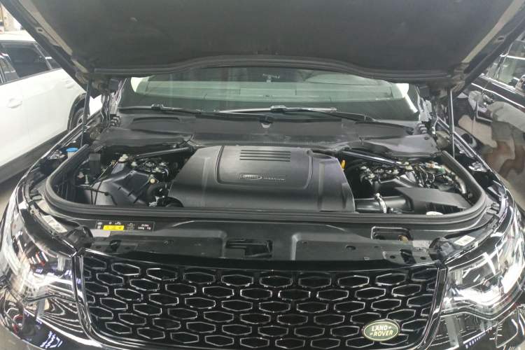 Used Land Rover Discovery 2020 2.0T SE Engine Bay