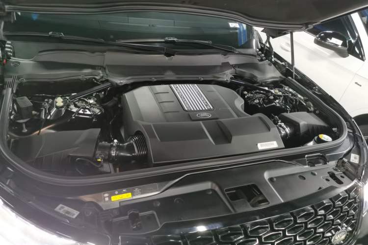 Used Land Rover Discovery 2020 3.0 SC V6 30th Anniversary Special Edition Engine Bay