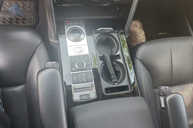 Used Land Rover Discovery 2020 3.0 SC V6 30th Anniversary Special Edition Gear Lever