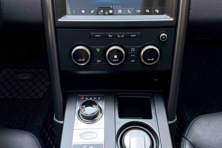Used Land Rover Discovery 2020 3.0 SC V6 SE Interior 2