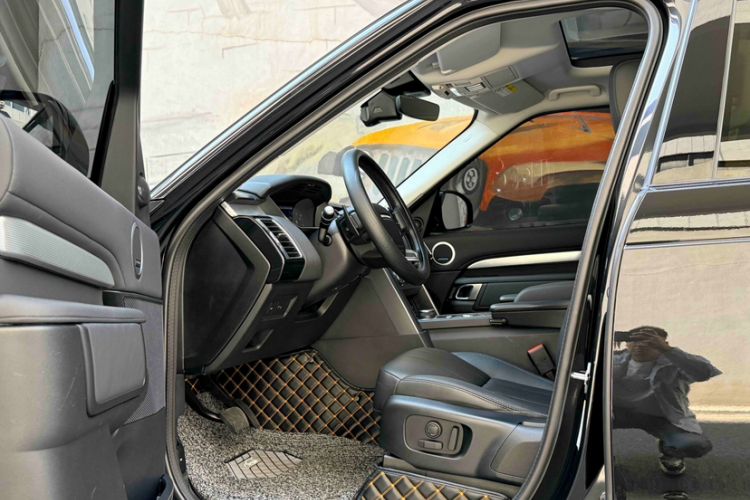 Used Land Rover Discovery 2020 3.0 SC V6 SE Interior 3