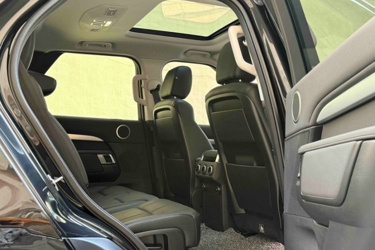 Used Land Rover Discovery 2020 3.0 SC V6 SE Interior 6