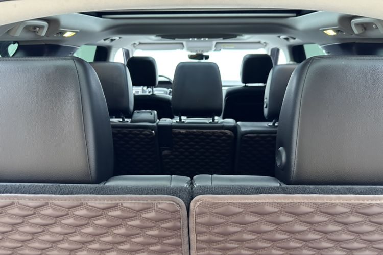 Used Land Rover Discovery 2020 3.0 SC V6 30th Anniversary Special Edition Interior 9