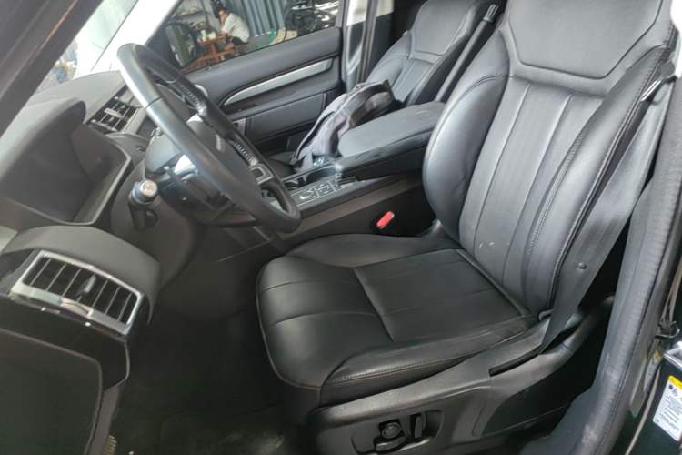 Used Land Rover Discovery 2020 3.0 SC V6 30th Anniversary Special Edition Left Front Seat