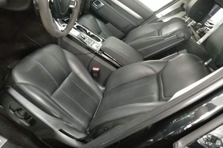 Used Land Rover Discovery 2020 3.0 SC V6 30th Anniversary Special Edition Left Front Seat
