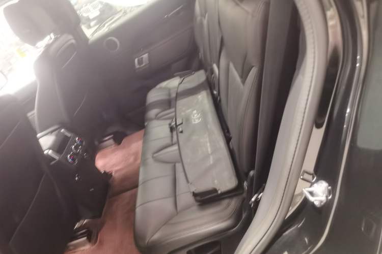 Used Land Rover Discovery 2020 2.0T SE Left Rear Seat