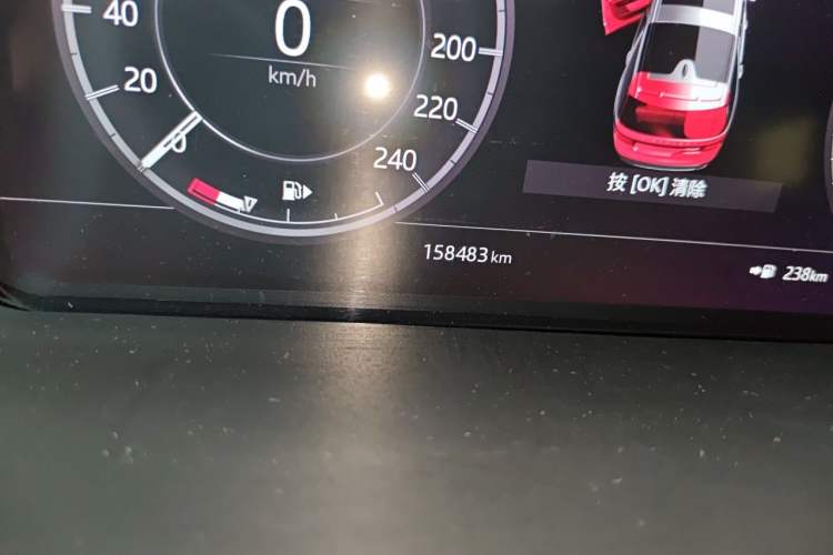 Used Land Rover Discovery 2020 2.0T SE Odometer Close Up