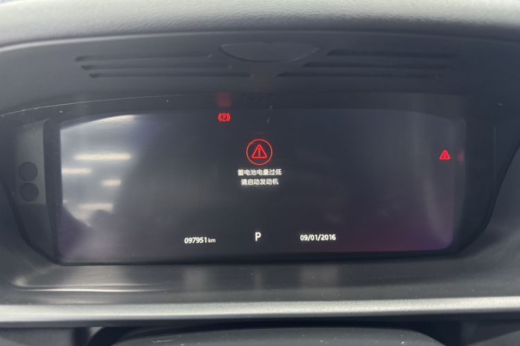 Used Land Rover Discovery 2020 2.0T SE Odometer Close Up