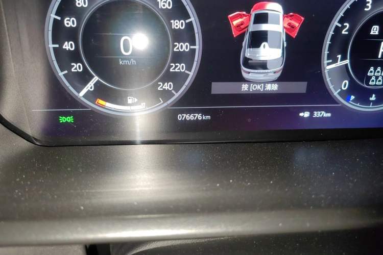 Used Land Rover Discovery 2020 3.0 SC V6 30th Anniversary Special Edition Odometer Close Up