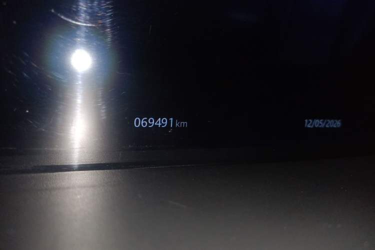 Used Land Rover Discovery 2020 2.0T SE Odometer Close Up