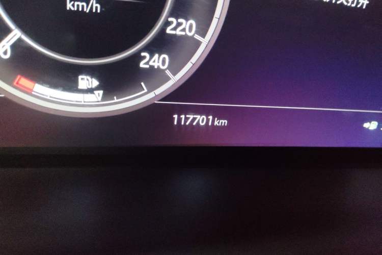 Used Land Rover Discovery 2020 2.0T SE Odometer Close Up