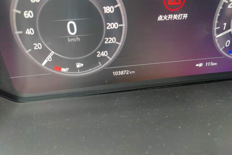 Used Land Rover Discovery 2020 2.0T SE Odometer Close Up