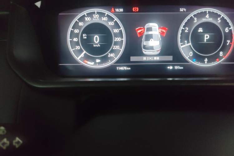 Used Land Rover Discovery 2020 2.0T SE Odometer Close Up