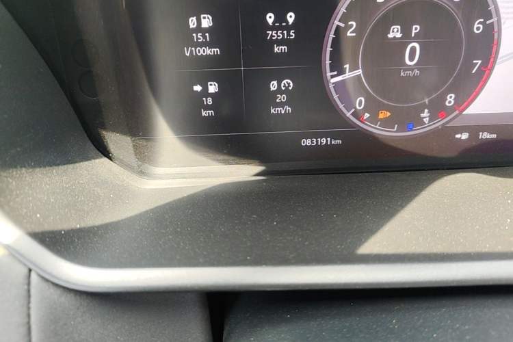 Used Land Rover Discovery 2020 3.0 SC V6 SE Odometer Close Up