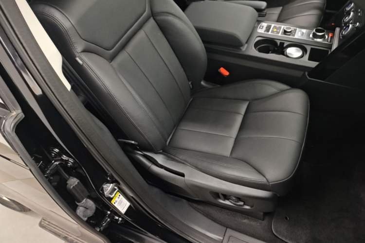 Used Land Rover Discovery 2020 2.0T SE Right Front Seat