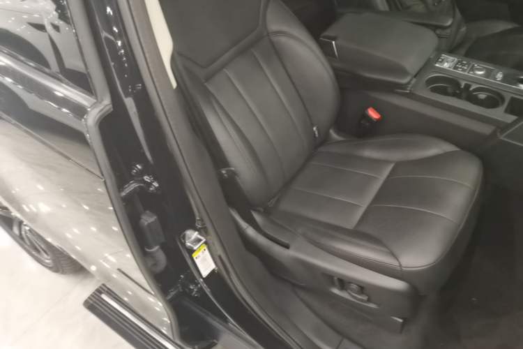 Used Land Rover Discovery 2020 3.0 SC V6 30th Anniversary Special Edition Right Front Seat