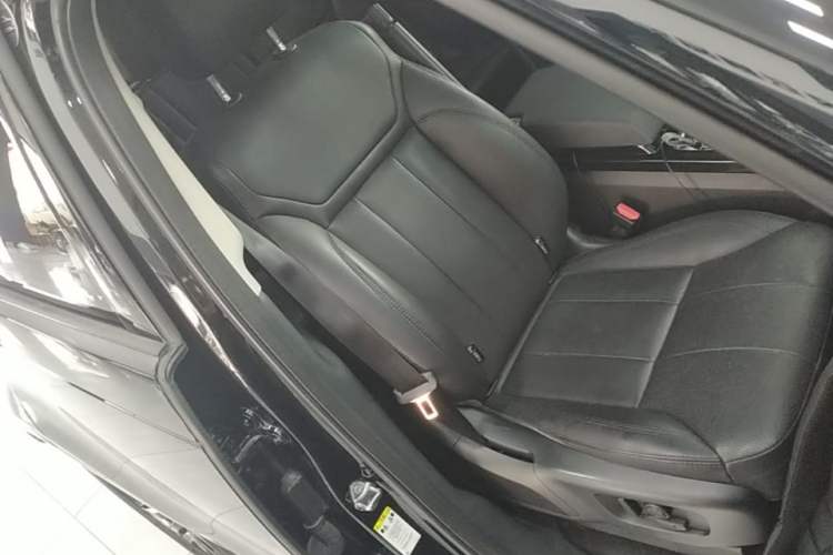Used Land Rover Discovery 2020 3.0 SC V6 30th Anniversary Special Edition Right Front Seat