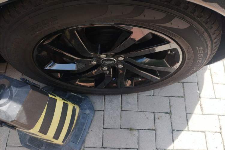 Used Land Rover Discovery 2020 3.0 SC V6 30th Anniversary Special Edition Right Front Wheel Hub